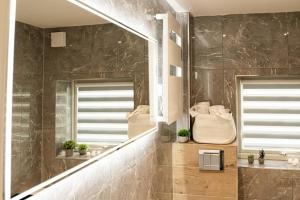 Cosy 2 Bedroom Apartment - Free Parking, Fast WiFi and Smart TV by Tejza Property