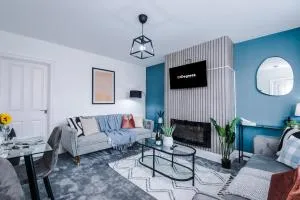 NEW! Spacious 3-Bed Home in Manchester by 53 Degrees Property, Ideal for Business & Long Term, FREE Parking! - 阿什顿下安林恩