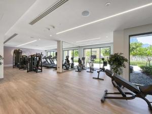 5 Minute Walk to The Fountains! Full Burj Khalifa View! 5-star Pool & Gym!