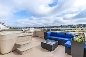 Majestic Views with a Hot Tub! - 班布里奇岛