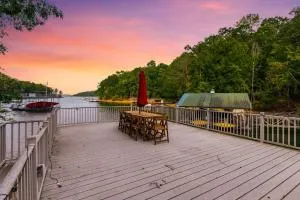 4bd Waterfront House in Lake Lanier with HotTub, FirePit, Wifi, Ping Pong and 2 Kaya - Flowery Branch
