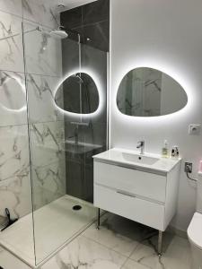 Villas Maison Spacieuse Climatisee avec Jardin 2 PKG et Piscine : Villa