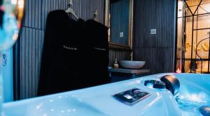 Loveroom 50 nuances de bulles jacuzzi et sauna privatif