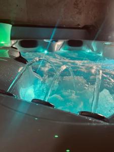 Loveroom 50 nuances de bulles jacuzzi et sauna privatif