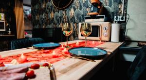 Appartements Loveroom 50 nuances de bulles jacuzzi et sauna privatif : photos des chambres