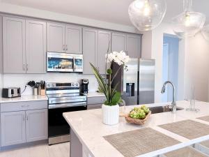 RR7912SD - The Monsters Inc Reup to 6 guest