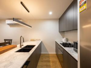 Luxury 4BR Cozy Home Pool, Gym, Sauna, wParking at CBD