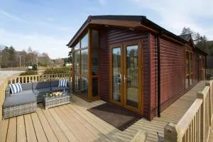 Bluebell Lodge - Sleeps 4 Hot Tub Loch & Woodland - Auchterneed