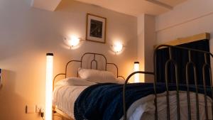 A Splendid Art Deco Piano Studio No Loadshedding