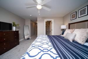 Spacious 2 bed Condo with Office