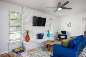 Vibrant 4bd with Games & Backyard - 5 Mins to UF