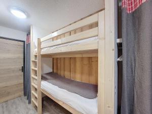 Studio rénové au pied des pistes avec balcon - FR-1-275-204