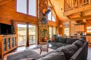 Cozy Family Cabin Game Room, Near National Parks! - Duck Creek Village