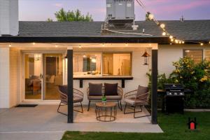 Prime Location Private Pool Hot Tub BBQ Area Office!