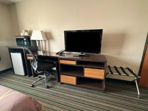King Room - Disability Access - Non-Smoking room in Super 8 by Wyndham Union