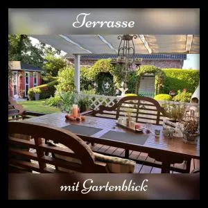 Ferienhaus zwischen den Meeren, mit eigener Blockhaus-Sauna, Traumgarten und überdachter Terrasse - Wittenborn