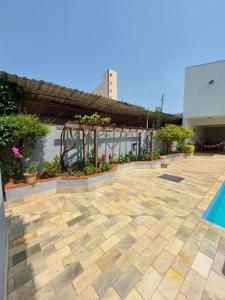 Suítes em rua principal de Socorro-SP