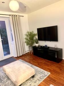 Spacious 2-Bed House, DMU, Prime Central Location