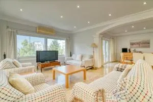 3-bedroom luxury apartment in Kyrenia center - Temblos