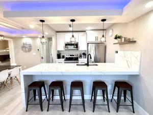 1 Block from the Beach 2BR 2BA Newly Renovated