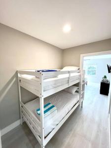 1 Block from the Beach 2BR 2BA Newly Renovated