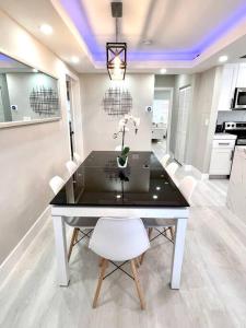 1 Block from the Beach 2BR 2BA Newly Renovated