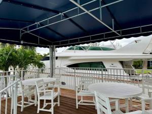 1 Block from the Beach 2BR 2BA Newly Renovated