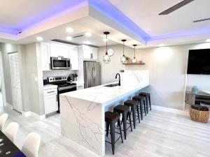 1 Block from the Beach 2BR 2BA Newly Renovated