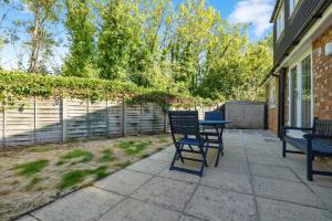 Modern Detached 4-Bedroom 2-Bath Home, Guildford