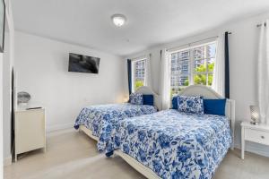 Bayside Townhome - Private Beach Access, Pool and Hot Tub, Free Parking