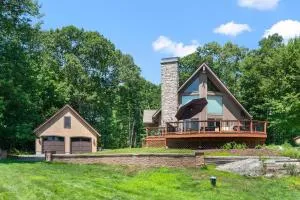 Lakefront Getaway Hot Tub, Gym, Dog-friendly - Woonsocket