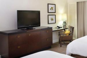 Ali'i Tower Partial Ocean View with King Bed room in Hilton Hawaiian Village Waikiki Beach Resort