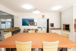 Casa Completa com Piscina Churrasqueira Sinuca Wi-Fi e Garagem para 4 Carros a 350m da Praia Acomoda 12 Pessoas, 4 Quartos com Ar-Condicionado