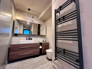 FLH - Art Elegance with Balcony & Free Parking