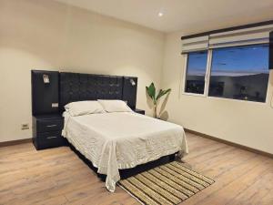 Comodo y equipado departamento en la Av Juan de la Rosa