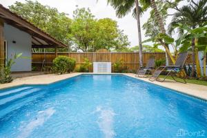 Beautiful 2-BR House Steps from the Beach