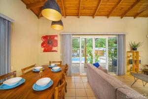 Beautiful 2-BR House Steps from the Beach