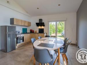 Maisons de vacances Gite Moderne et Confortable Proche Cholet, Nantes et Puy du Fou, avec Terrasse et Pres d'un Etang - FR-1-622-43 : photos des chambres