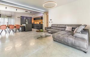 4 Bedroom Awesome Home In Fazana