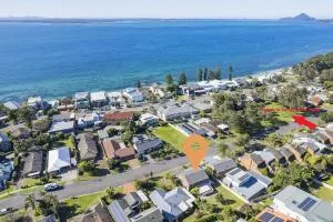 Hanks Corlette House, 49 Pantowora St - pet friendly, air con, boat parking, Wi-Fi - Corlette