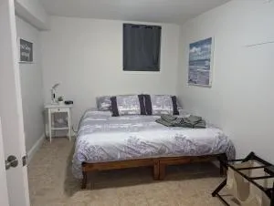 Brighton Apartment Sleeps 3 - Steps to Bus Line - Bemis