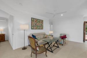 3-Bed Family Home with Pool & BBQ by the Beach