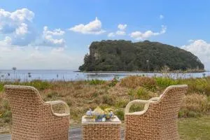 Seaview Escape - Beachfront Home - Whiritoa