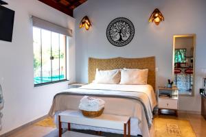 Chalé Canto do Galo 1 - Hidro da Jacuzzi, Lareira Ecológica, Cozinha Completa, Wi-Fi 80mbps, próximo a comércio local e relaxando ao som do riacho