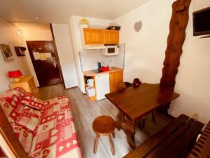 Petit studio à 250 m des pistes avec balcon au centre de La Clusaz - FR-1-459-233