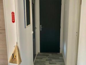 Appartement F2 rénové centre-ville proche cures - FR-1-703-192