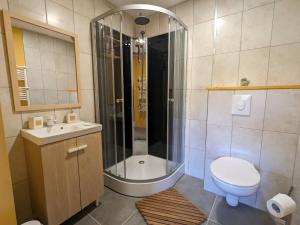 B&B / Chambres d'hotes Chambre climatisee avec salle d-eau privative et acces jardin - FR-1-589-664 : photos des chambres