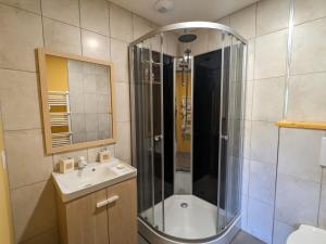 Chambre climatisée avec salle deau privative et accès jardin - FR-1-589-664