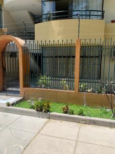 Departamento Confort y Seguridad en Exclusiva Zona de Piura, Frente a Parque y Cerca de Todo