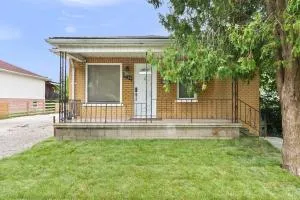 Charming Cozy 2-Bedroom Retreat in South Windsor - Leamington